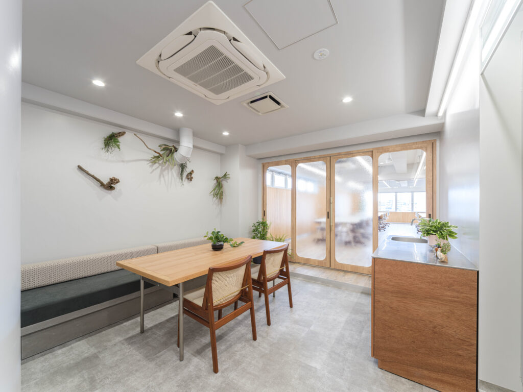 【セットアップ 四谷三丁目駅徒歩2分】会議室2室・什器付きデザインオフィスの写真3