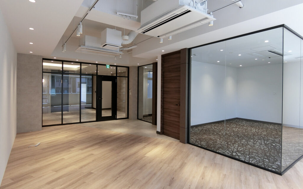 【セットアップ 中目黒駅徒歩7分】開放的な窓面と充実の設備を備えたオフィスの写真1