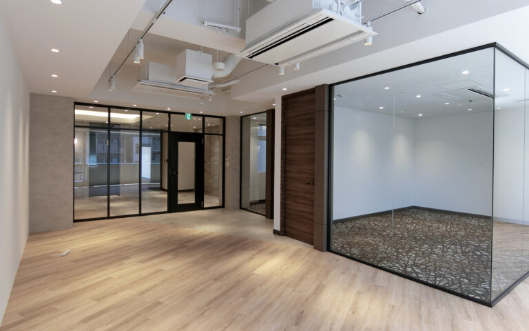 【セットアップ 中目黒駅徒歩7分】開放的な窓面と充実の設備を備えたオフィス