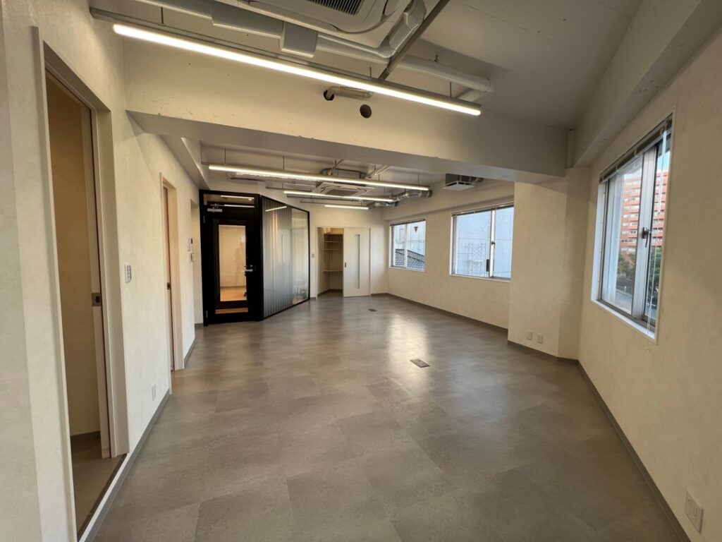 【セットアップ 新宿御苑前駅徒歩6分】利用可能な利便性の高い立地に位置するセットアップの写真3