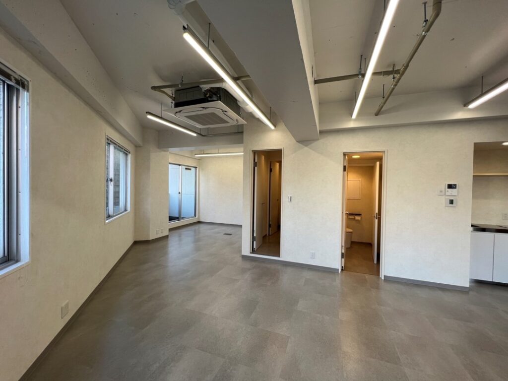 【セットアップ 新宿御苑前駅徒歩6分】利用可能な利便性の高い立地に位置するセットアップの写真4
