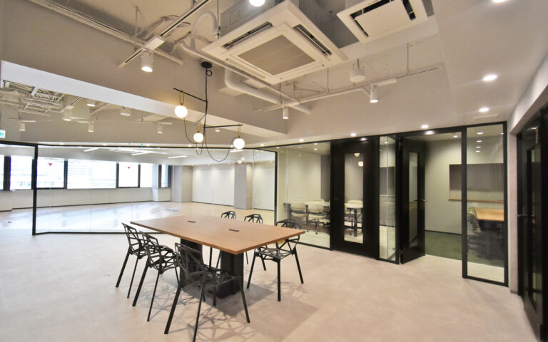 【セットアップ 田町駅徒歩5分】会議室完備でテラスも利用可能な洗練されたオフィス