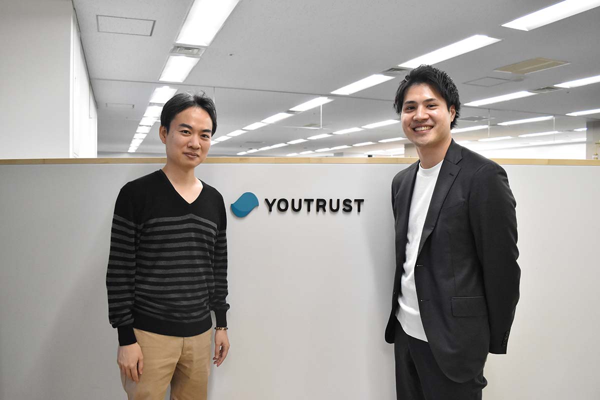 株式会社YOUTRUST エントランス　左：株式会社YOUTRUST　田中氏　右：IPPO櫻井